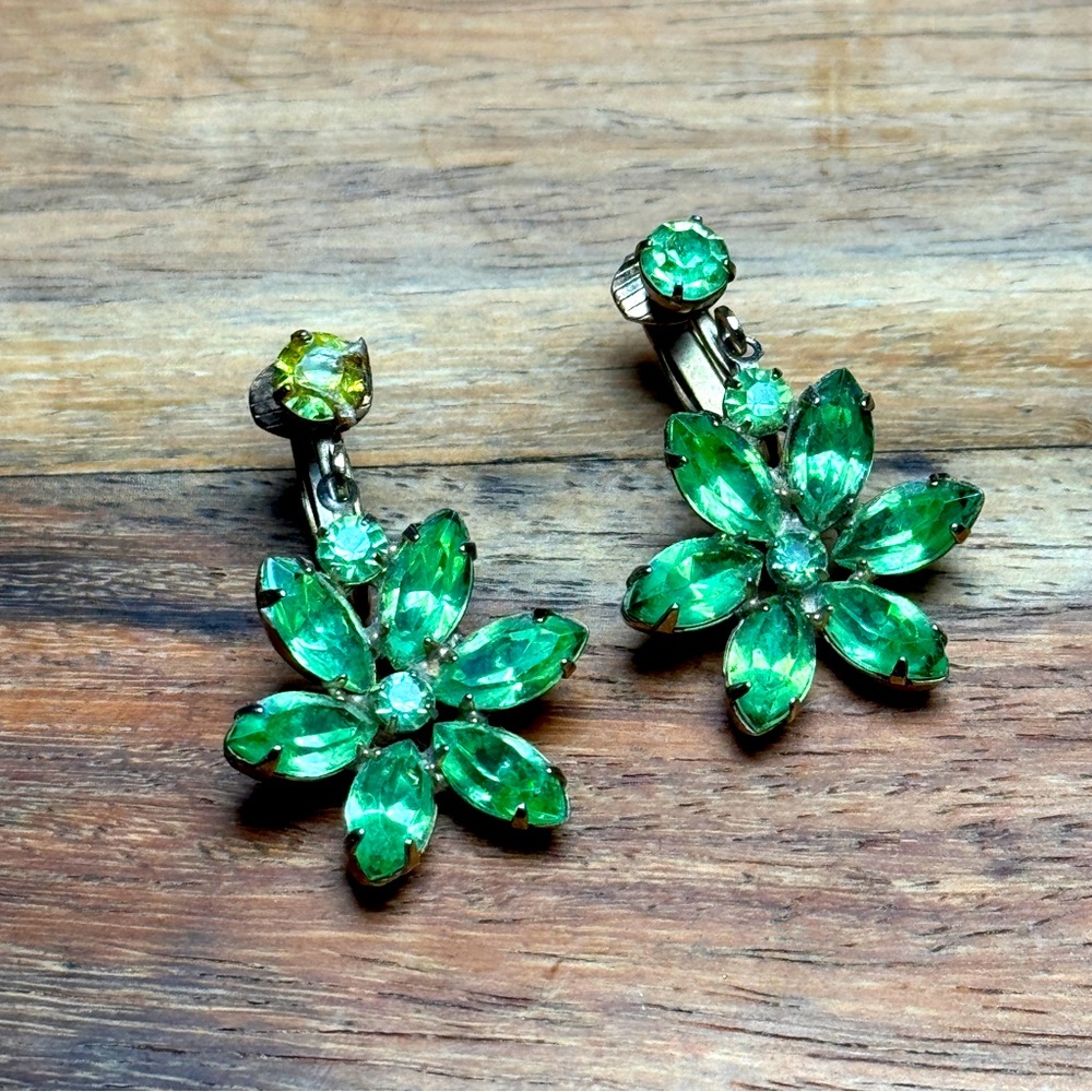 Vintage Green Rhinestone Flower Shape Earrings clip on